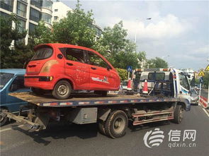 老年代步車長期占用停車位，交警取證后依法拖移，行業(yè)亂象亟待治理